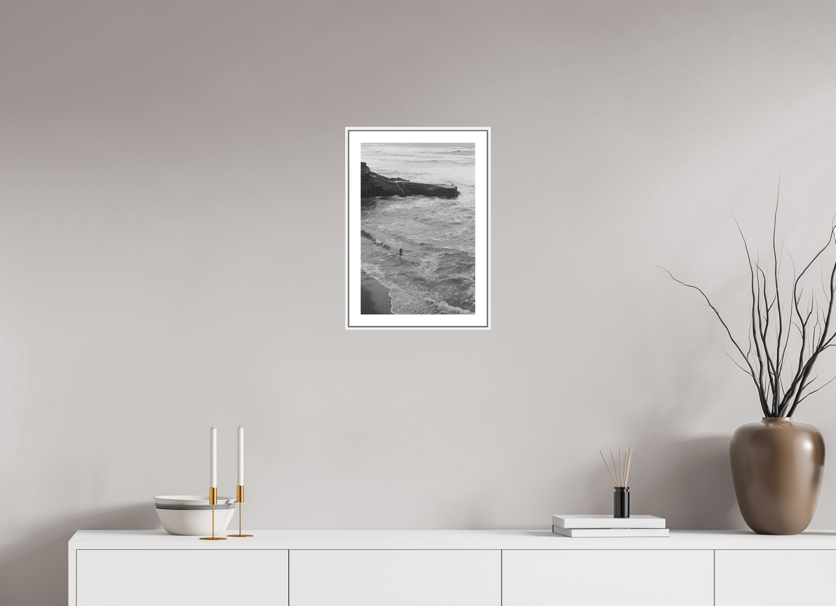 30 x 45 cm, Luxe Paper on Dibond with White Floater Frame femme de marin